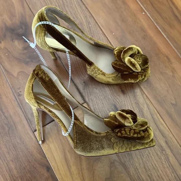 NWT Antonio Melani Ester Velvet Flower Heel Pumps Sz 7,5 - Picture 4 of 10